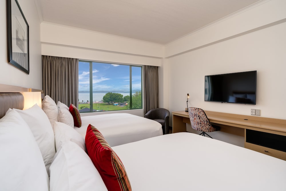 Twin Room, 2 Queen Beds, Lake View photo 1