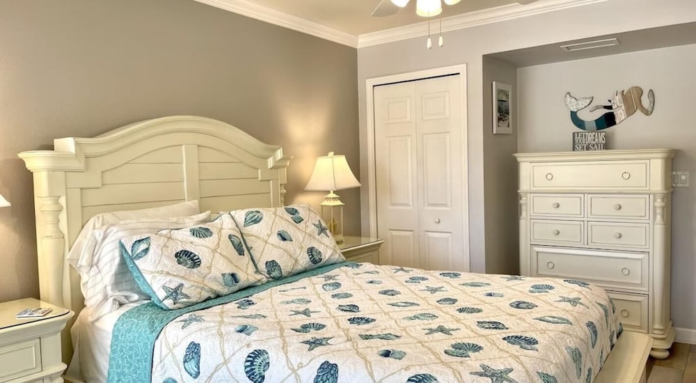 Condo, Multiple Beds (Barefoot On The Shores I) photo 2