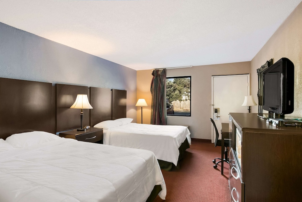Standard Room, 2 Queen Beds, Non Smoking photo 3