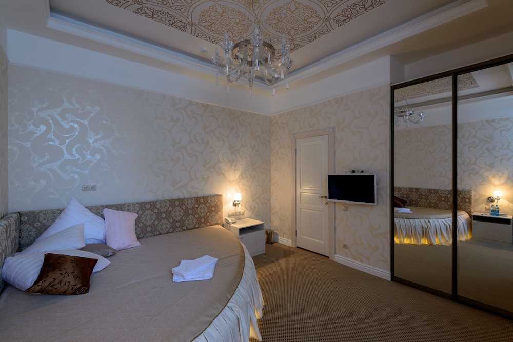 Signature Triple Room, 1 King Bed, City View photo 2