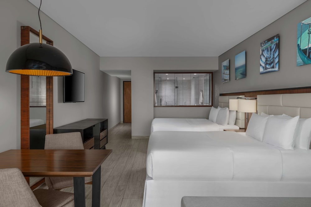 Premium Room, 2 Queen Beds thumbnail 5