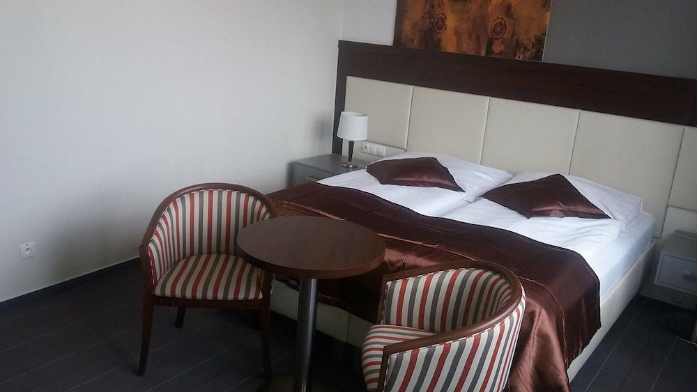 Suite, 1 Queen Bed with Sofa bed photo 2