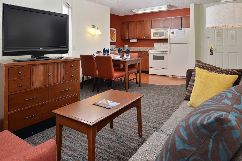 Suite, 2 Bedrooms - Photo 2