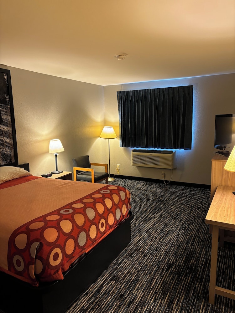 Deluxe Room, 1 Queen Bed, Non Smoking - Photo 1