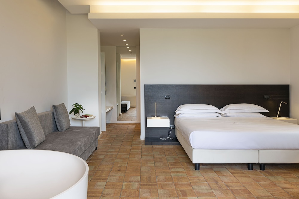 Exclusive Double or Twin Room, Multiple Beds, Bathtub, Courtyard Area photo 3