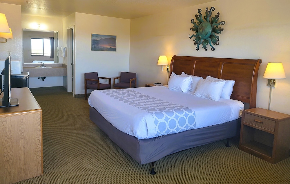 Standard Room, 1 King Bed, Non Smoking - Photo 1