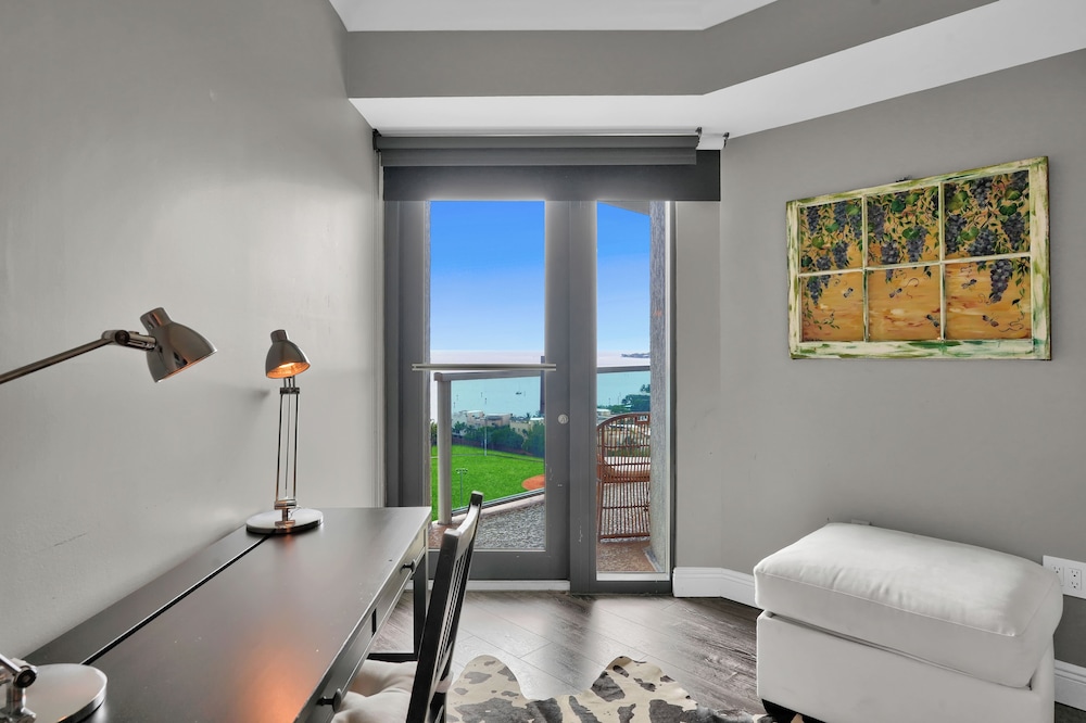 Comfort Condo, 1 King Bed with Sofa bed, Kitchen photo 3