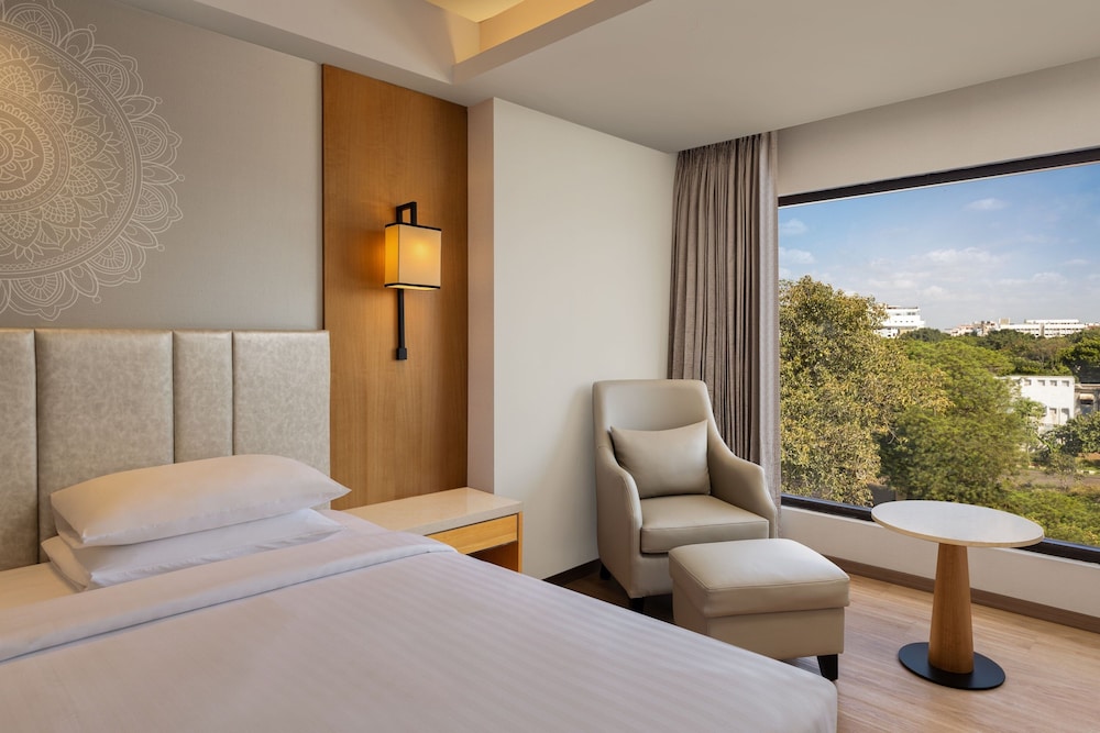 Junior Suite, 1 King Bed, City View photo