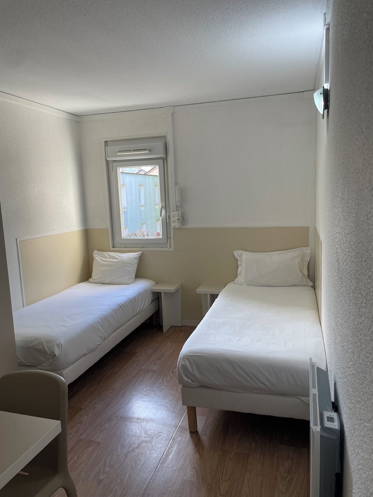 Twin Room - Photo 3
