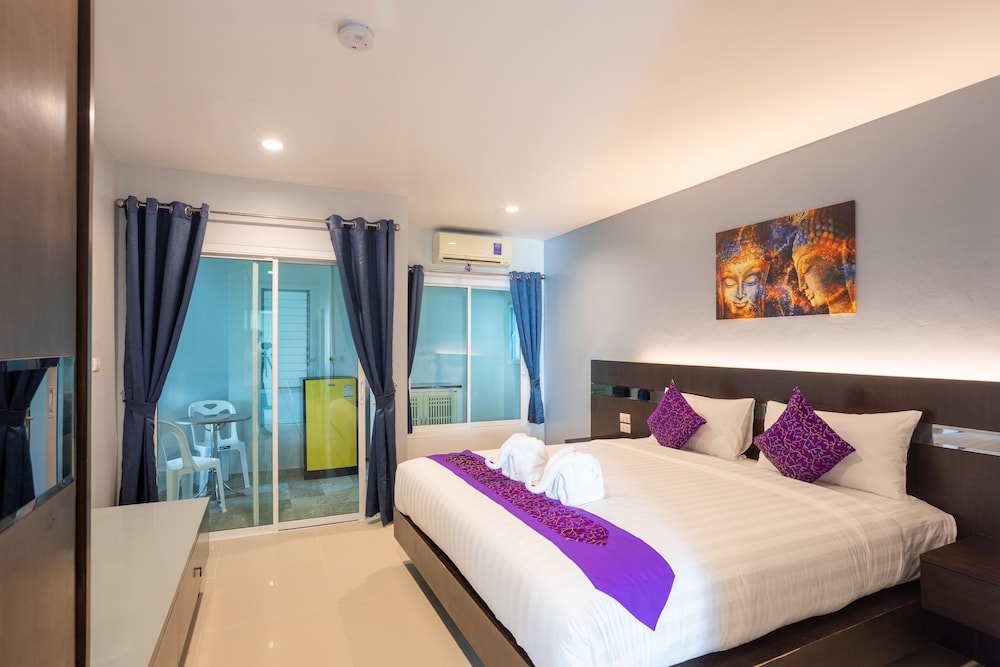 Premium Studio, 1 King Bed, Non Smoking - Photo 4
