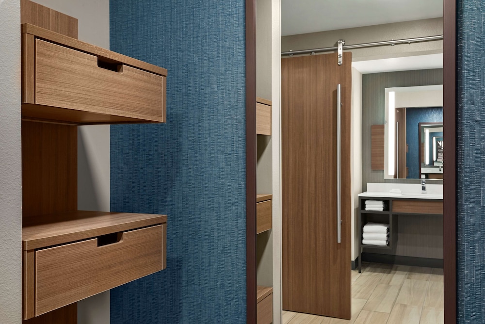 Room, 1 King Bed, Accessible, Bathtub (Mobility & Hearing) - Photo 2