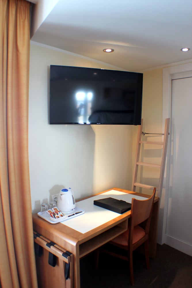 Quadruple Room Ski Slopes Lateral View photo 3