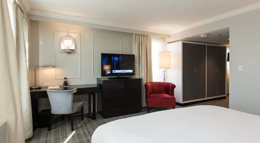 Junior Suite, 1 King Bed, Accessible, Bathtub (Mob/HR) - Photo 2