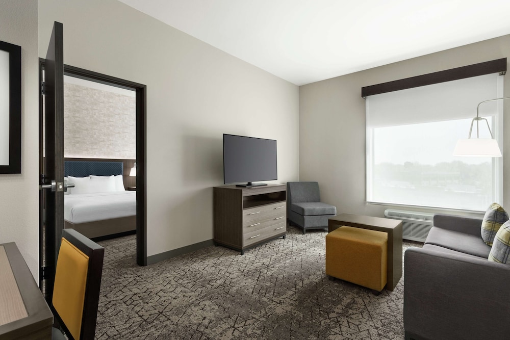 Suite, 1 King Bed, Accessible, Bathtub - Photo 4