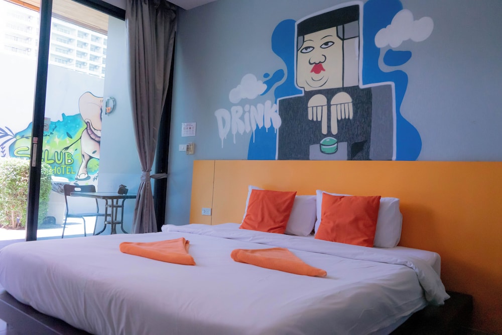 Deluxe Double Room Premium Pool View - Photo 9