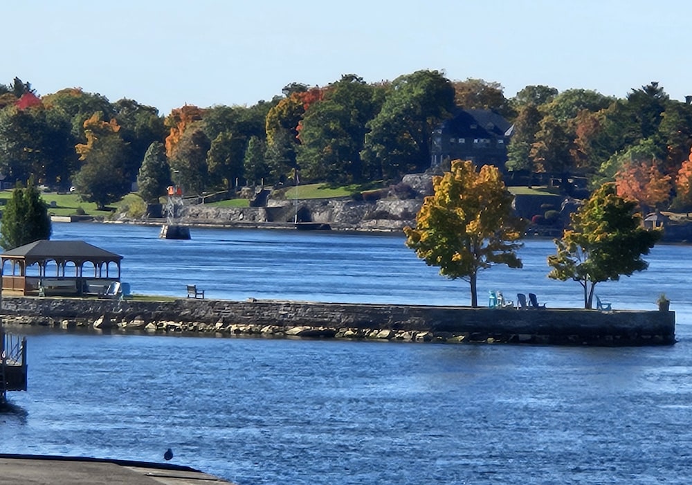 Queen Riverview in Sunset Harbor, Accessible photo 3