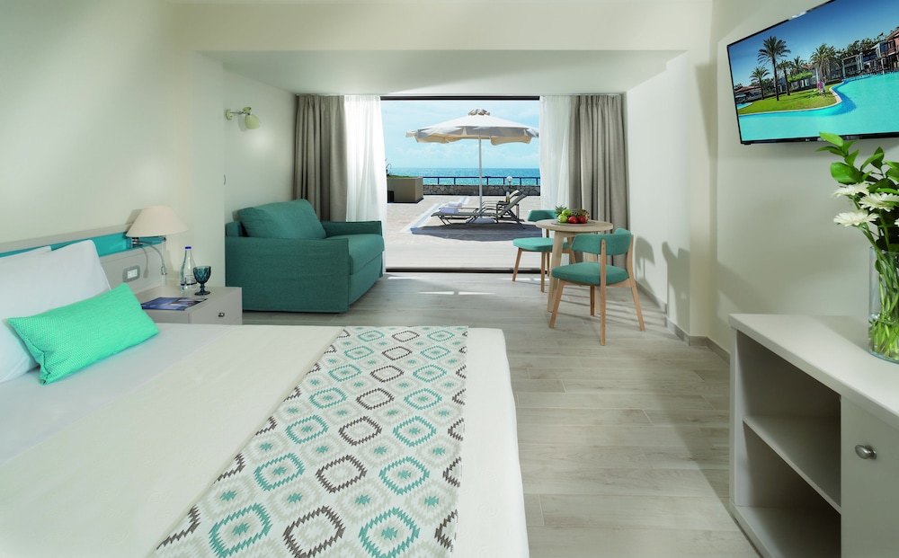 Bungalow (Sea Front Swim Up) - Photo 1