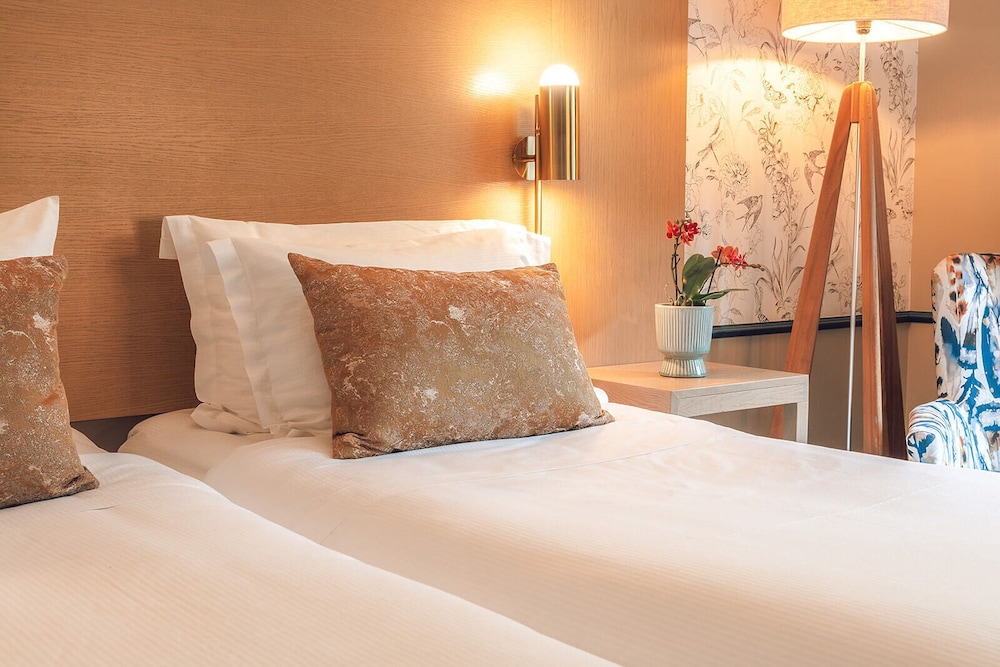 Signature Twin Room - Photo 4