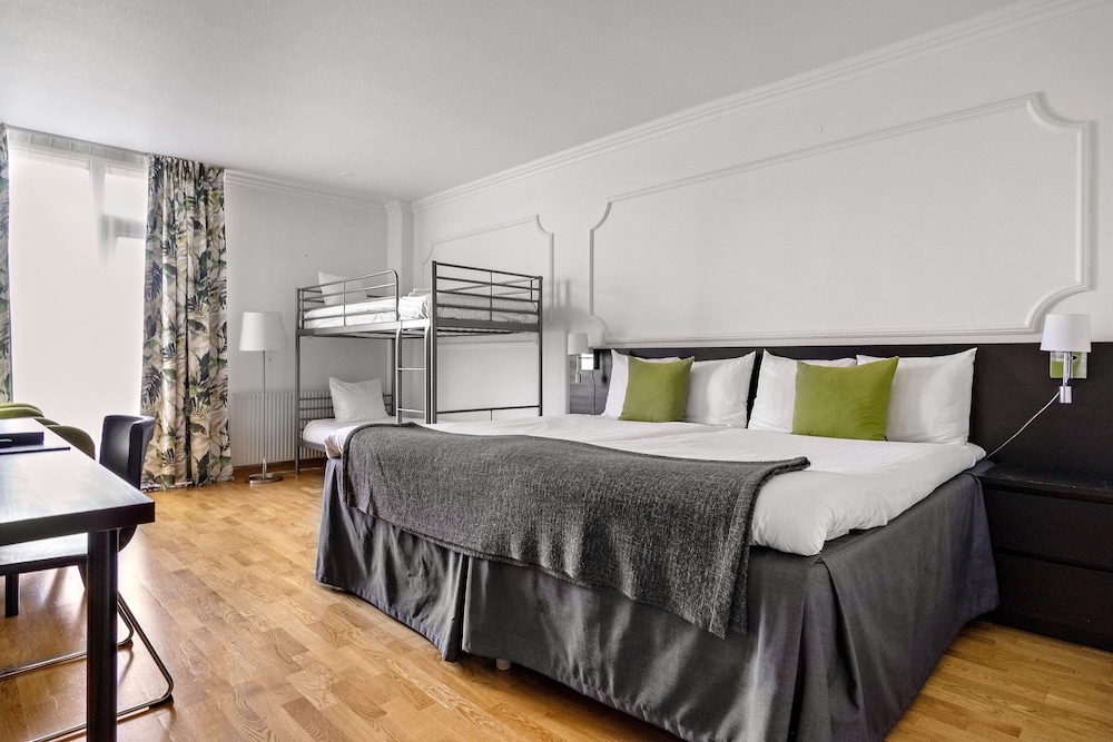 Family Room, 1 Queen Bed, Non Smoking (Bunk beds) - Photo 1