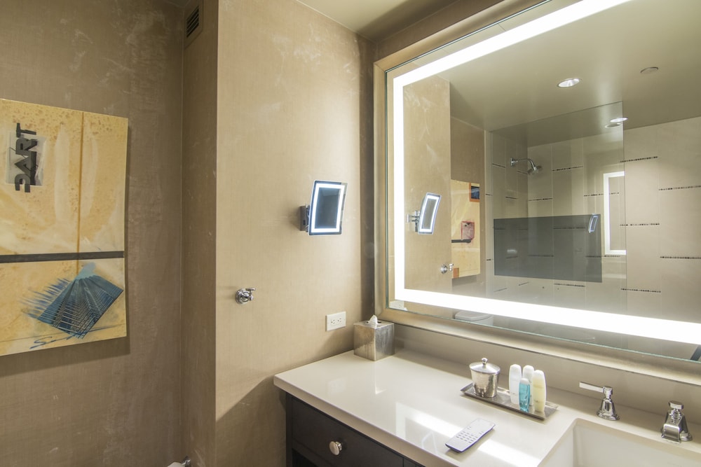 Luxury Suite, 1 King Bed, Corner - Photo 14