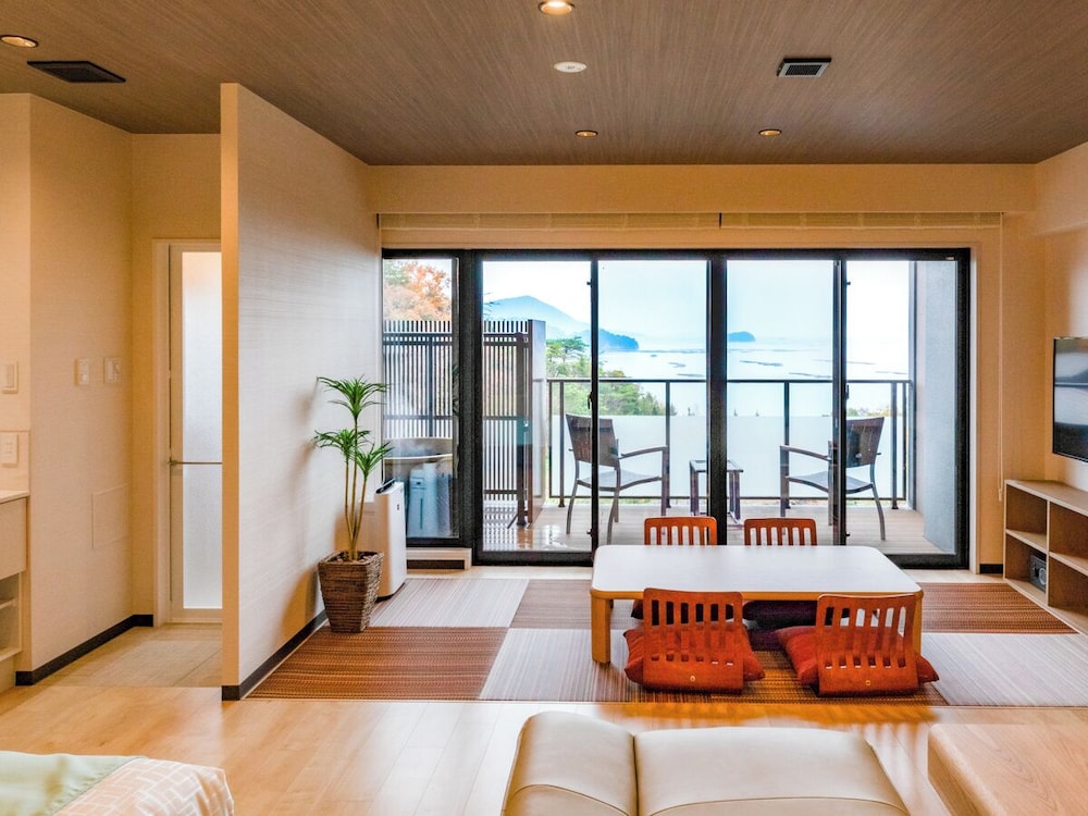 Western modern Japanese-western room with open-air bath Non-smoking - Photo 4