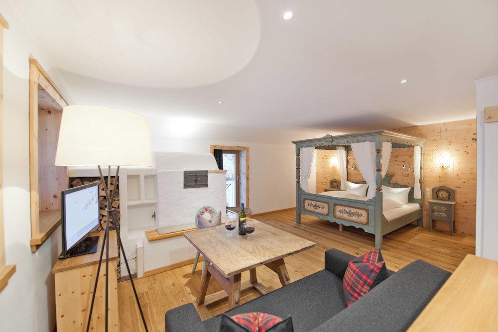 Suite, 1 King Bed, Mountain View