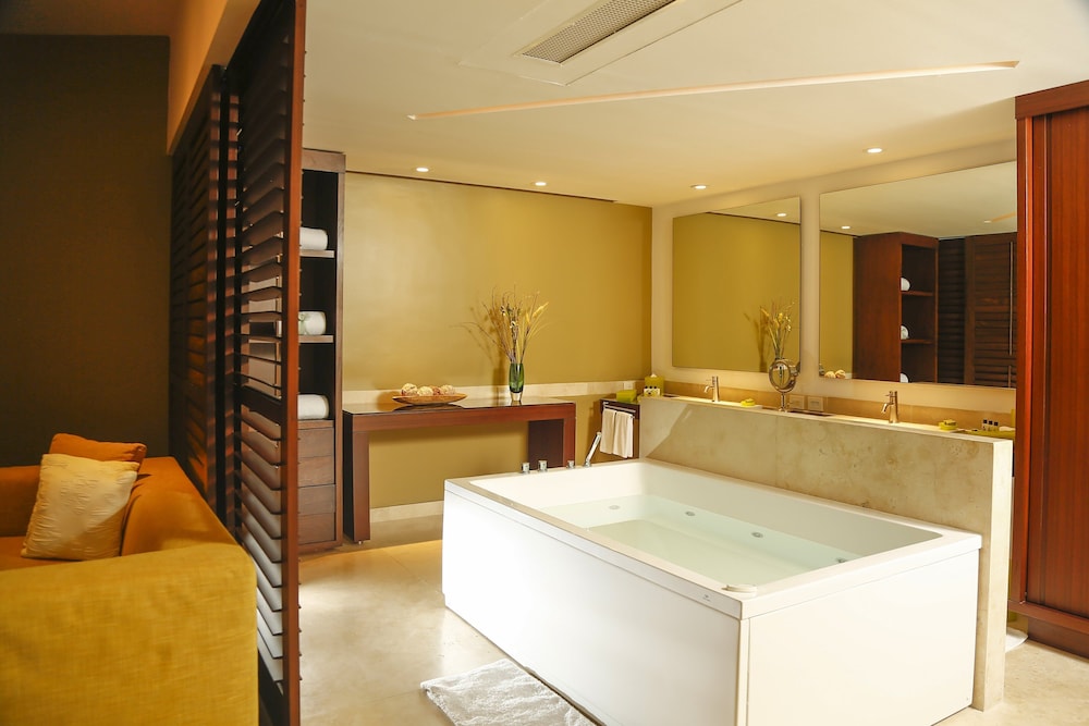 Suite, 1 King Bed (Caribbean)