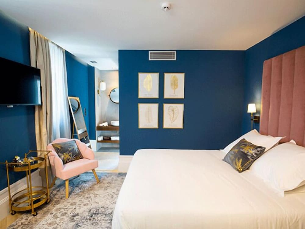 Room 202: Deluxe Double Room, 1 Queen Bed
