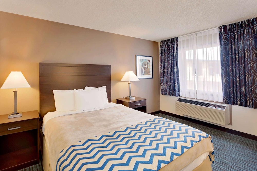 Room, 1 Queen Bed, Non Smoking - Photo 2