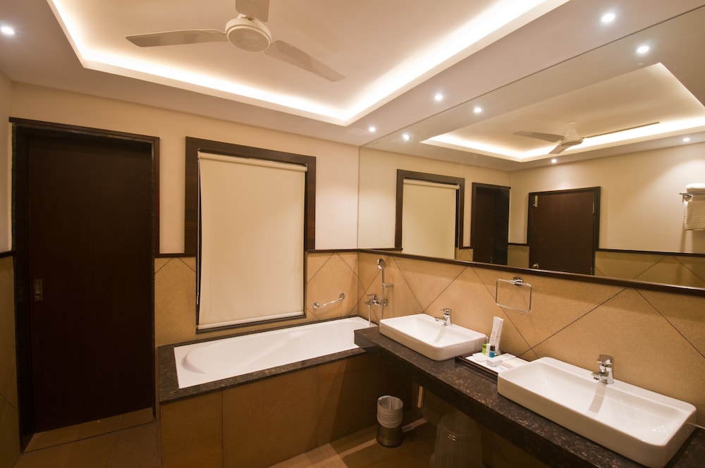 Suite - Photo 10