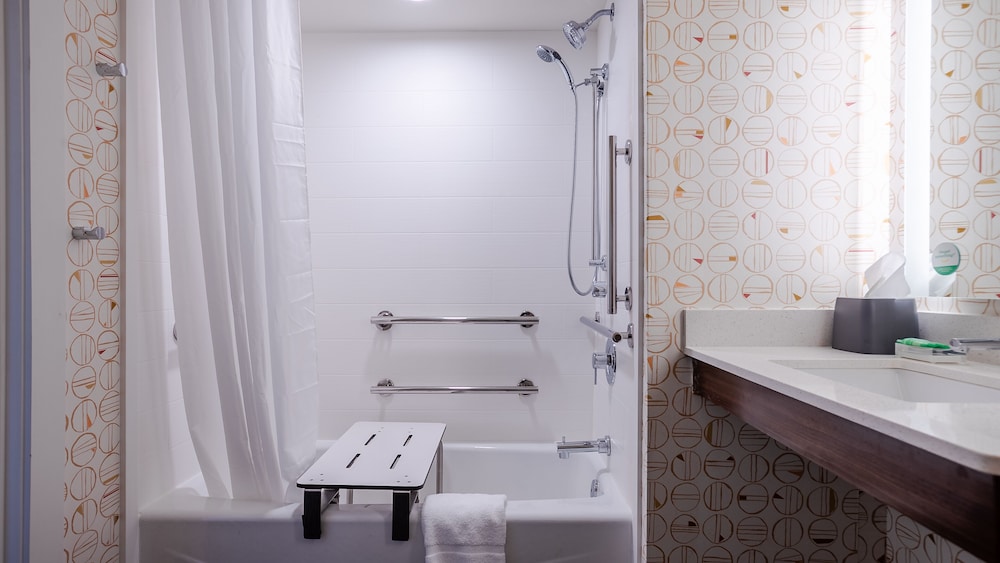 Standard Room, 1 King Bed, Accessible (Comms, Mobil, Access Tub) - Photo 8
