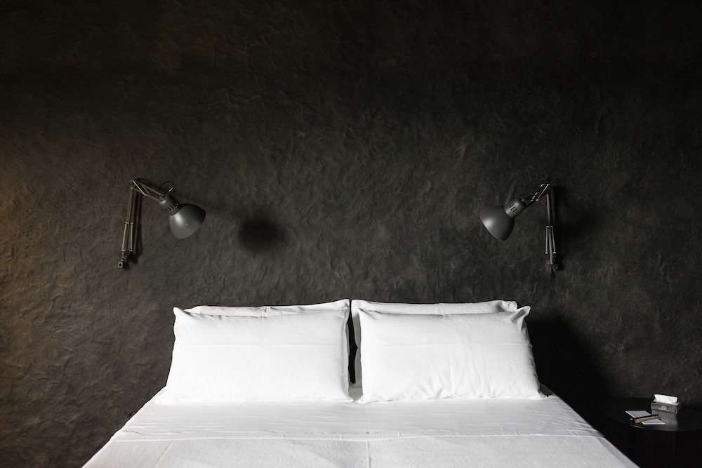 Deluxe Room, 1 King Bed (Black Suite) photo 2