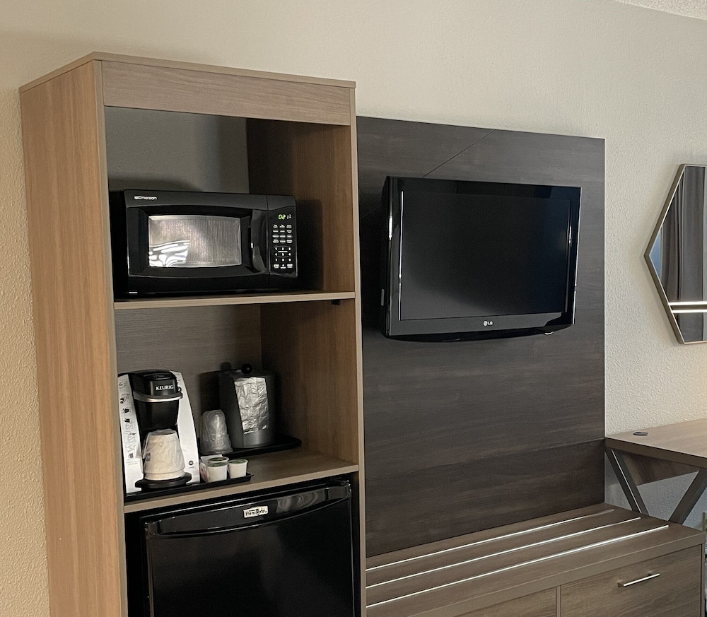 Room, 1 King Bed, Non Smoking (Leisure) - Photo 4