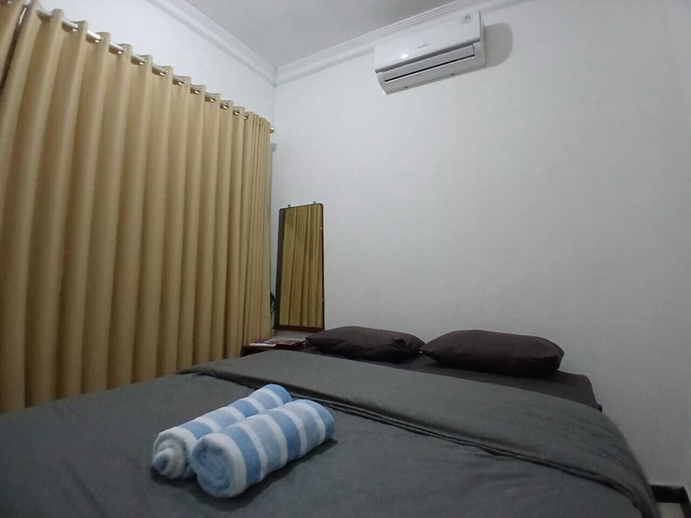Basic Double Room, Shared Bathroom photo 1