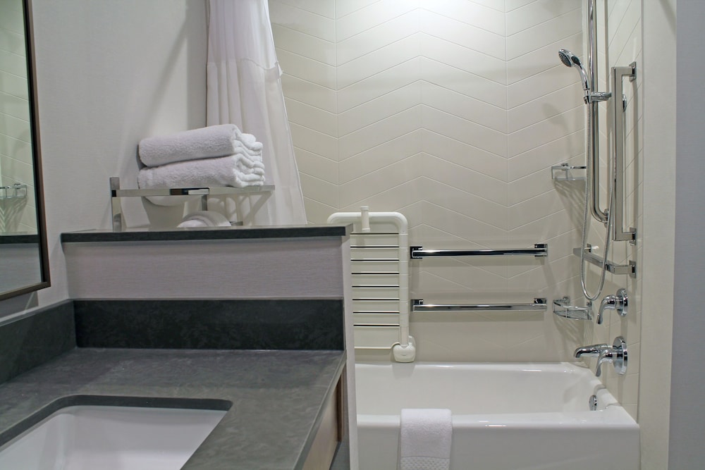 Suite, Multiple Beds (Mobility/Hearing Accessible, Tub) - Photo 8