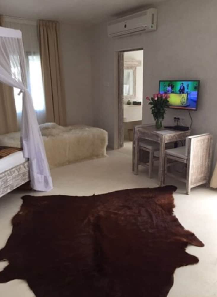 Deluxe Suite, 1 Double Bed, Pool View photo 2