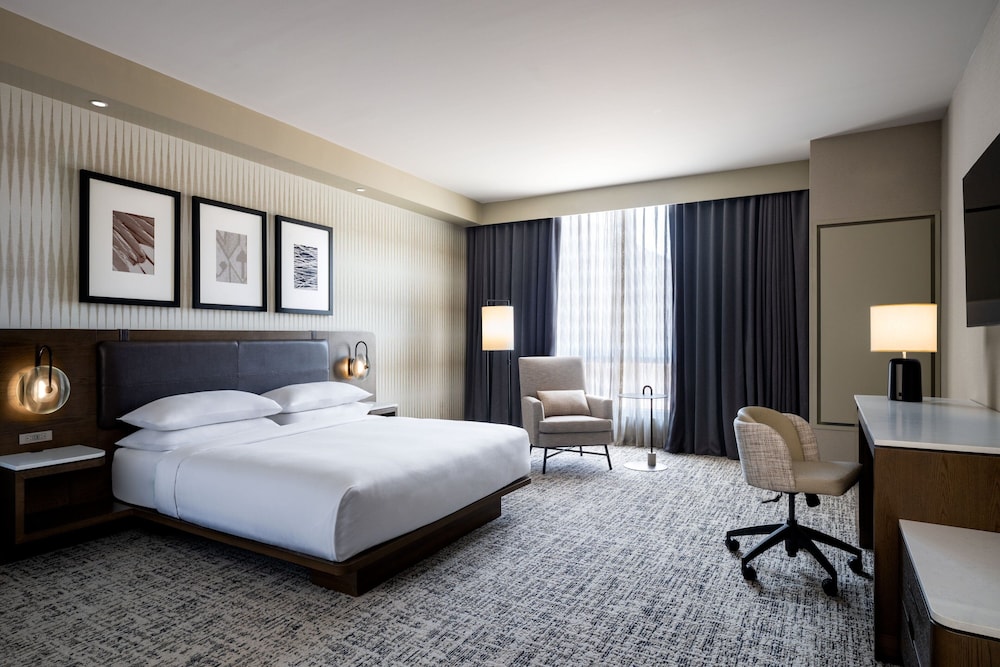 Standard Room, 1 King Bed (Mobility Accessible, Roll-in Shower) photo 1