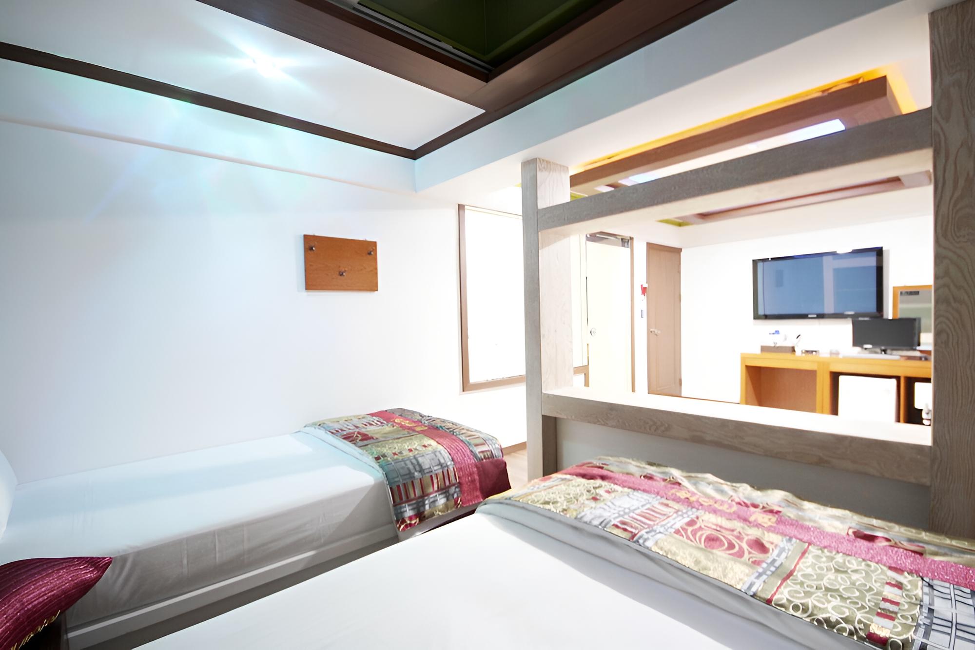 Room (Deluxe Two Rooms) photo 2