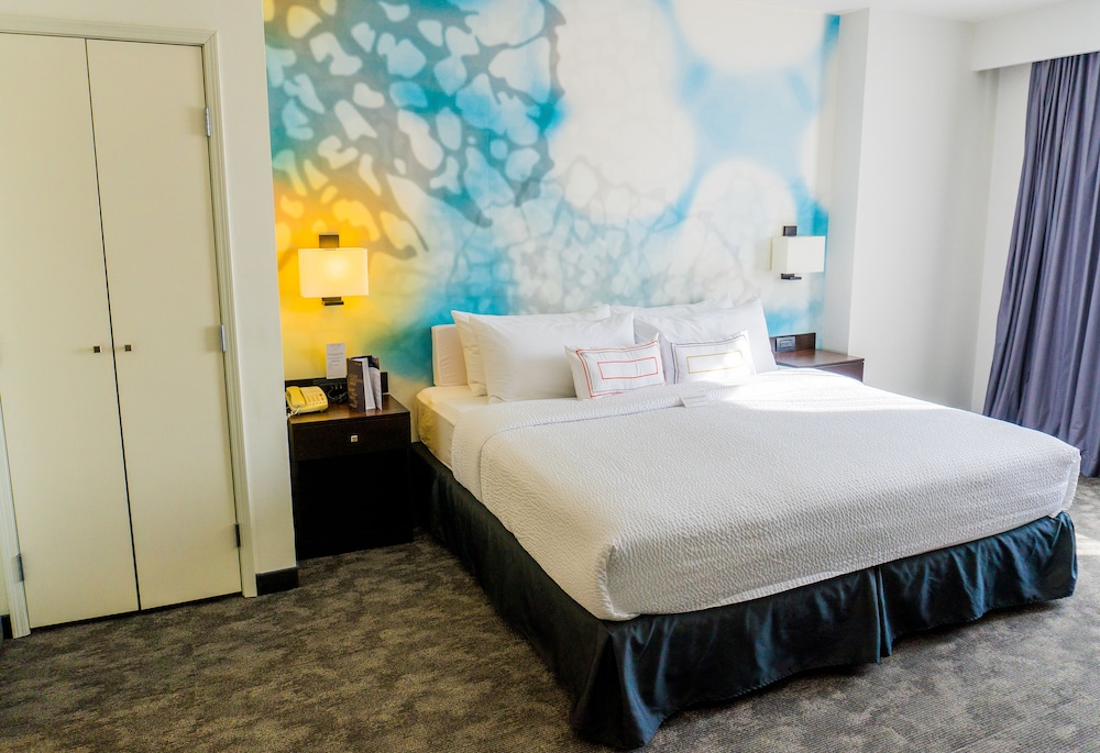 Deluxe Room, 1 King Bed photo 2