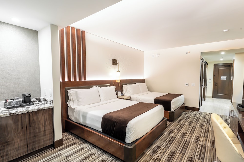 Club Premier- 2 Queen Beds - Photo 5