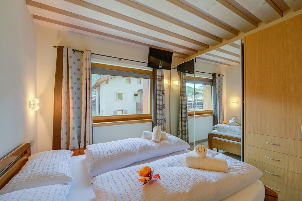 Family Apartment, Multiple Bedrooms, 2 Bathrooms (Alpino Ski in-Ski out 10m)