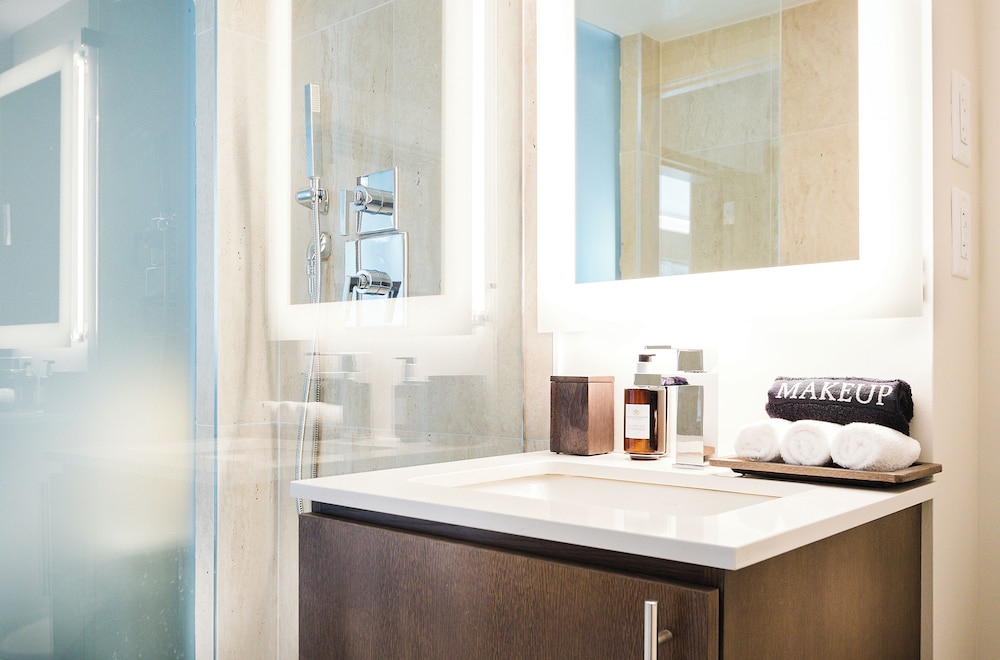 Deluxe Room (Queen) - Photo 6