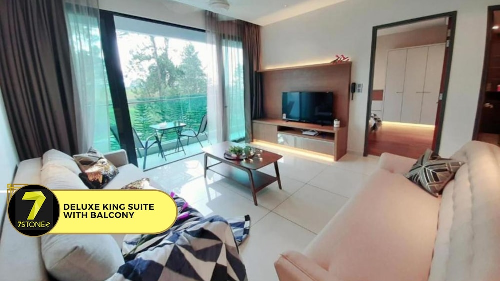 Deluxe King Suite with Balcony - Photo 7