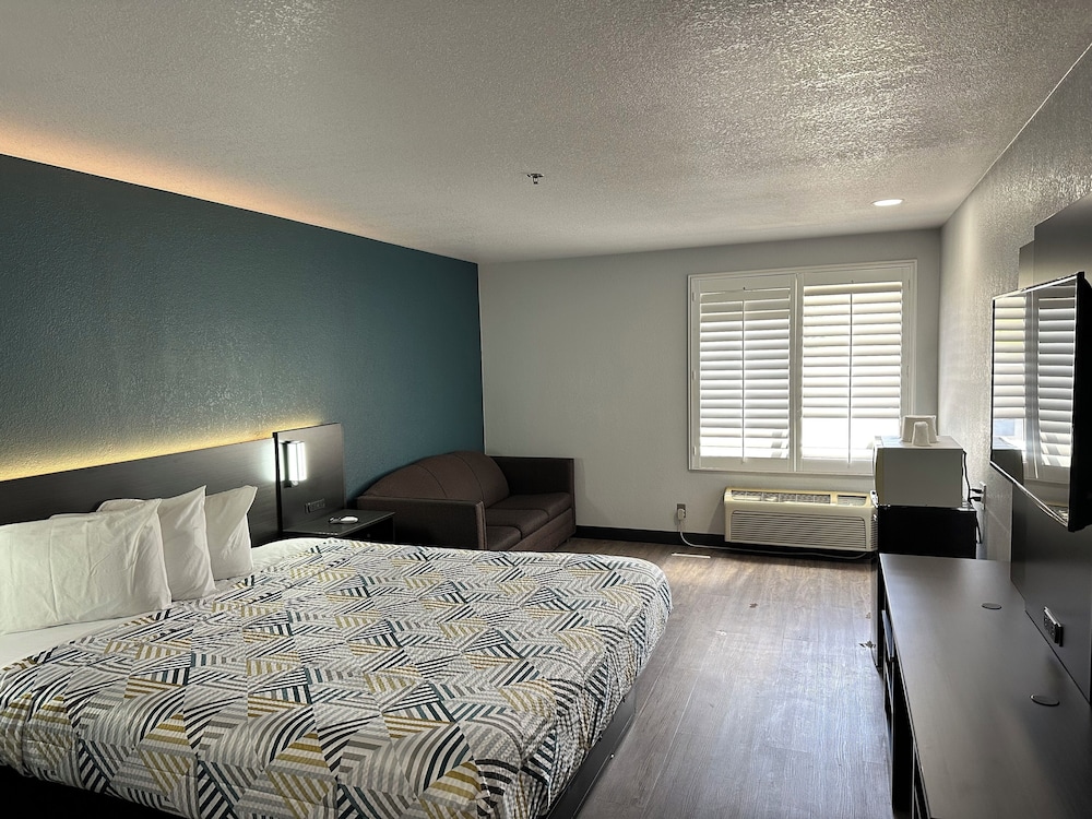 Standard Suite, 1 King Bed, Non Smoking photo 3