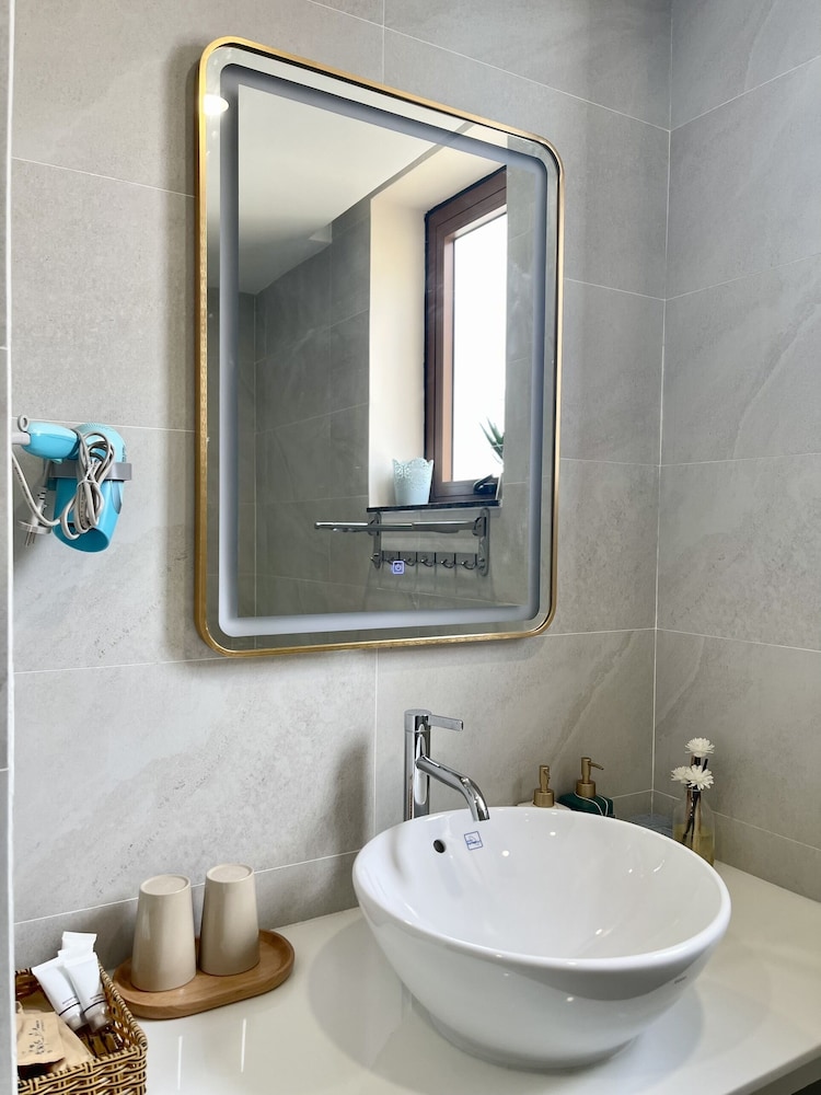 Deluxe Double or Twin Room - Photo 8