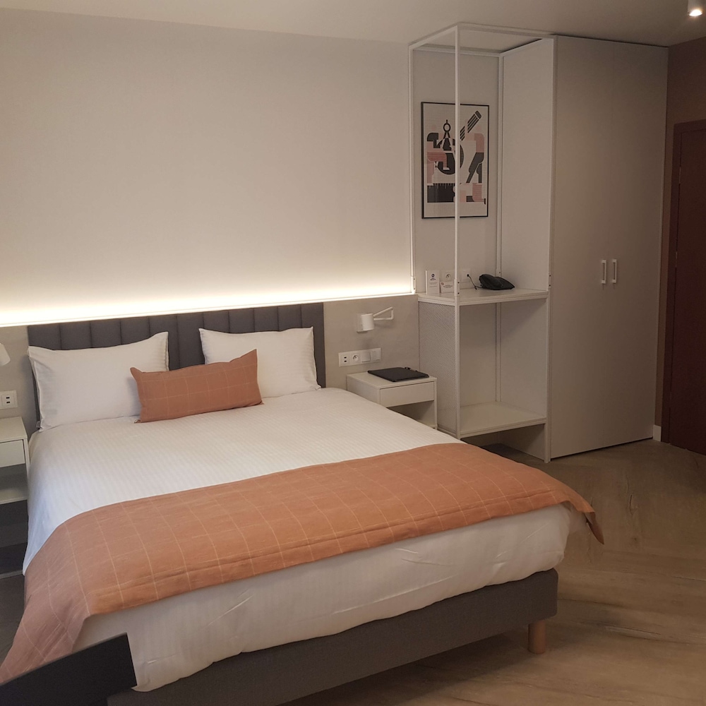 Standard Studio, 1 King Bed, Non Smoking, Kitchenette - Photo 1