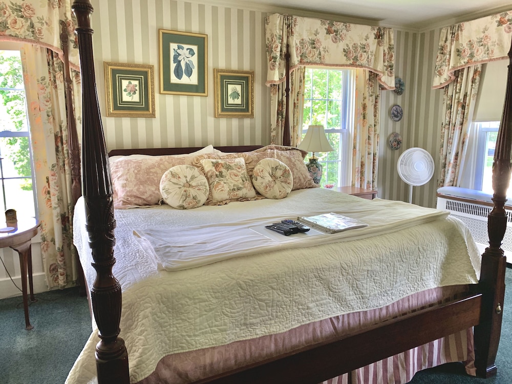 Standard Room, 1 King Bed, Non Smoking (Rosewood Suite) photo 1