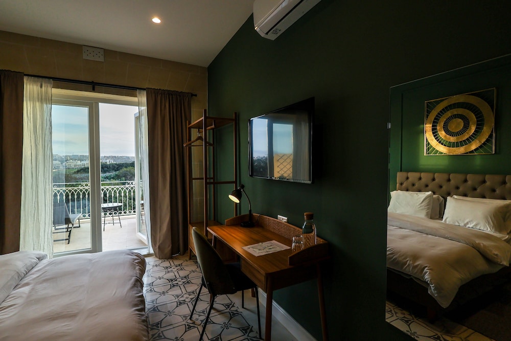 Queen Room with Private Terrace photo 3