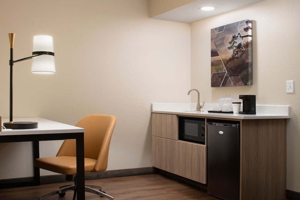 Suite, Multiple Beds (Mobility/Hearing Accessible, Tub) - Photo 2