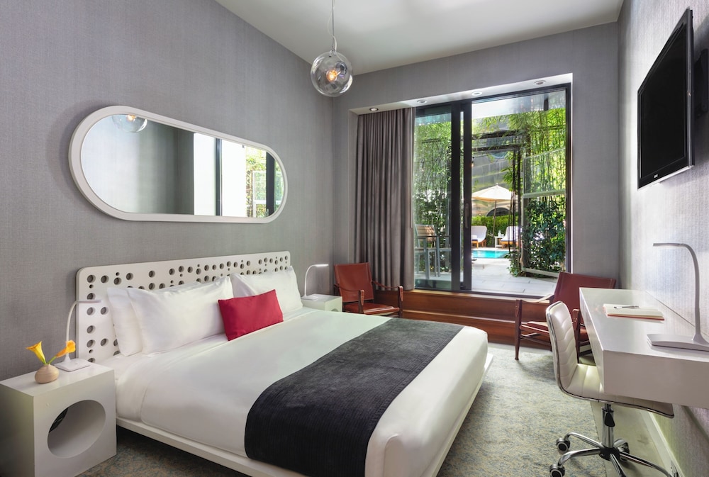 Room, 1 King Bed, Pool Access (Roll-In Shower, Gold)